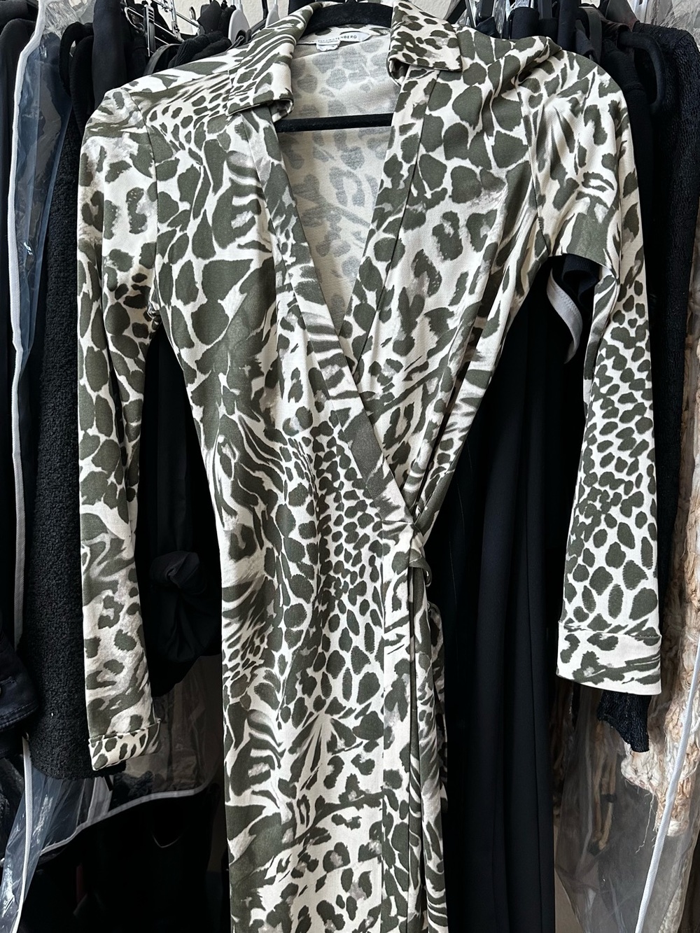 DVF ANIMAL PRINTED DESIGNER DRESS Olive Green Animal Print Wrap Dress Size-2